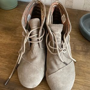Tom’s Desert Wedge Suede Lace up Bootie size 8.5